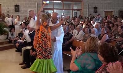 Szok. Ksiądz tańczy w kościele z kobietą flamenco!