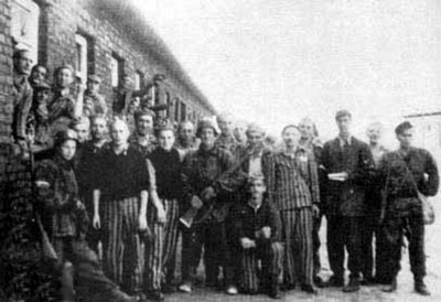 Byli więźniowie i żołnierze Armii Krajowej po wyzwoleniu Gęsiówki (fot. Wikimedia Commons)