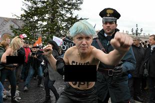 FEMEN zdemaskowany. Zobacz kto stoi za gołymi feministkami
