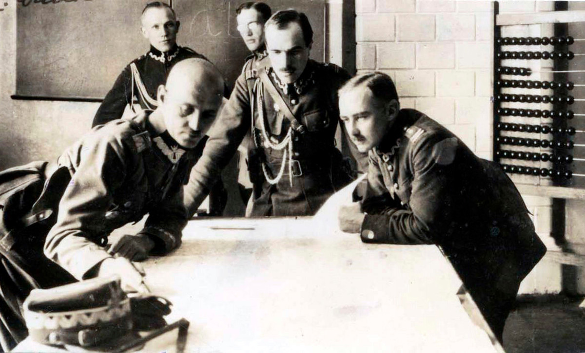 Gen. Władysław Sikorski ze sztabem 5 Armii podczas bitwy warszawskiej za: Wikipedia (domena publiczna)