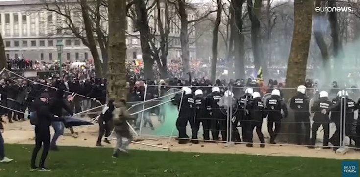 [Wideo] Belgia: Starcia z policją w proteście przeciwko obostrzeniom. Ok. 50 tys. ludzi wyszło na ulice - zdjęcie