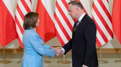 Nancy Pelosi w Polsce. Delegacja USA dziękuje Polakom za ,,historyczną szczodrość’’ - miniaturka