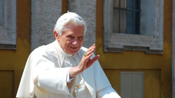 Piękna modlitwa Benedykta XVI za Babcię i Dziadka - miniaturka