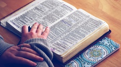 Jak czytać Pismo Święte? KONKRETNE RADY - miniaturka