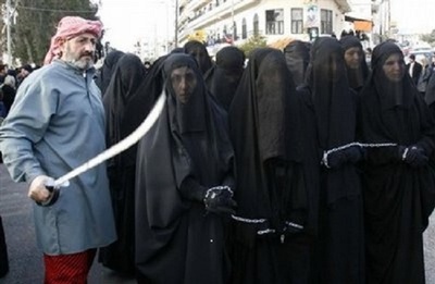 chained-muslim-women-400x0.jpg