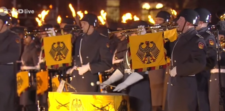 Bundeswehra fetuje Merkel jak... Wehrmacht... Führera? - zdjęcie