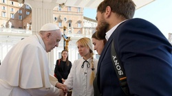 Papież spotkał się z żonami ukraińskich żołnierzy broniących Mariupola - miniaturka
