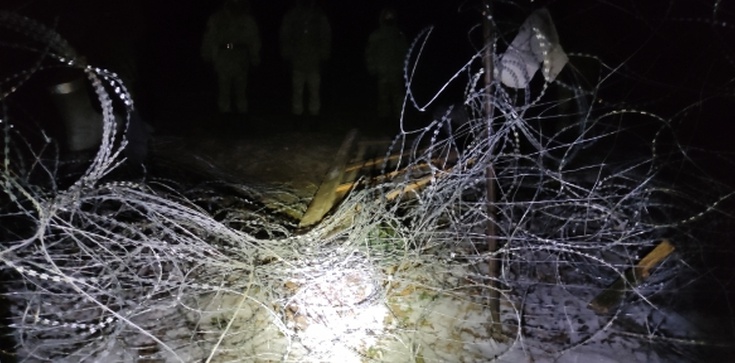 Białoruskie służby znów niszczą ogrodzenie na granicy i rzucają kamieniami w Polaków - zdjęcie