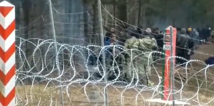 Prowokacja białoruskich służb na granicy. Zniszczyli własne godło a potem oskarżyli o to Polaków - zdjęcie