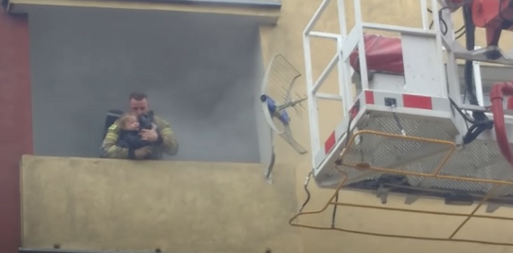 [Wideo] Oddał swoją maskę i uratował dzieci z pożaru, a sam trafił do szpitala - zdjęcie