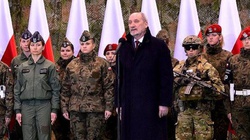 Macierewicz: Rosja po staremu koncentruje wojska przy granicach Polski - miniaturka