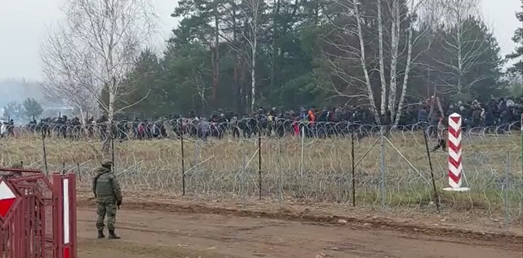 [Wideo] Łukaszenka podstawił autobusy, do których wsiadają imigranci... - zdjęcie