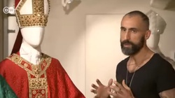 Krawiec papieża sprzedaje homoerotyczne perfumy - miniaturka