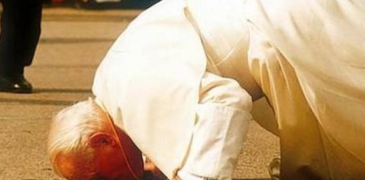 Dlaczego św. Jan Paweł II całował ziemię? Złe duchy nie mogły tego znieść!!! - zdjęcie