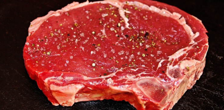 Europejska Lewica i Zieloni chcą podatku od mięsa. Kuźmiuk: To by oznaczałoby bankructwo dużej części rolników - zdjęcie