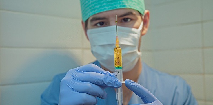 Lekarz-milioner zaszczepił 20 tys. osób… szczepionką ,,domowej roboty’’ - zdjęcie