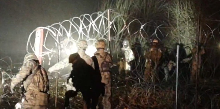 Białoruskie siły bezpieczeństwa ponownie niszczą polskie ogrodzenie - zdjęcie