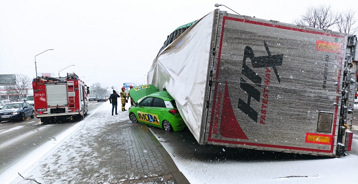 [Zdjęcia] Warszawa. Wiatr przewrócił dwie ciężarówki na ul