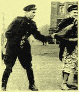 Sowieccy żołnierze na ulicy zdobytego niemieckiego miasta (1945 rok)