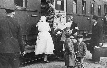 Osadnicy wysiadają z pociągu (miejscowość nieustalona). (fot. NSDAP; w zbiorach elektronicznych OKŚZpNP w Katowicach).