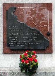 Tablica pamiątkowa ku czci ks. Ignacego Skorupki. Fot. Maciej Podulka