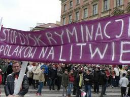 Akcja protestacyjna 3 maja na placu Zamkowym w Warszawie przeciw dyskryminacji Polaków na Litwie, fot. E. Wołkanowska