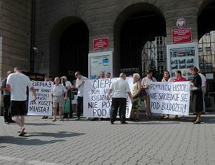Protest mieszkańc&oacute;w Ciepłej 3 i obrońc&oacute;ńc&oacute;w zabytk&oacute;w pod Urzędem Dzielnicy Wola. Fot. Maciej Podulka
