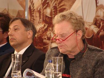Olbrychski tłumaczył na konferencji, dlaczego w wersji kinowej nie wypowiada praktycznie żadnych kwestii... (fot. Aleksander Majewski)