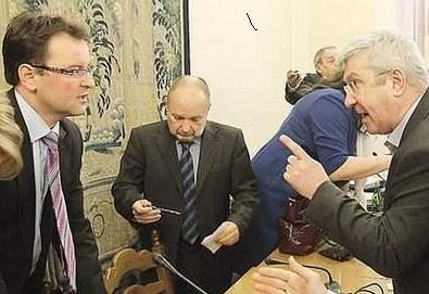 Arkadiusz Czartoryski i grożący mu Jan Dworak, 28 lutego 2012 r. Fot. Nasz Dziennik