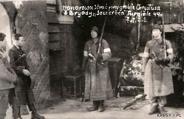 Honorowa Straż przy grobie Chrystusa 3 Brygady Wileńskiej AK, Turgiele 1944 r. Fot. Kresy.pl