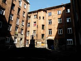 Ciepła 3 - prawie 120-letni budynek ma ciekawą architekturę. Fot. Maciej Podulka