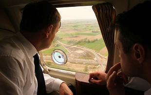 "Wniebowzięci" czyli Donald Tusk i Sławomir Nowak oblatują autostrady. Fot. premier.gov.pl