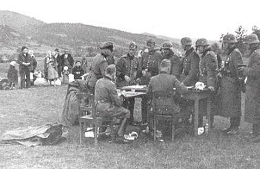 Sztab policyjnego oddziału wysiedleńczego. Jeleśnia/Sopotnia Mała, 22 września 1940 r. (fot. NSDAP; w zbiorach elektronicznych OKŚZpNP w Katowicach).