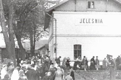 Osadnicy niemieccy na dworcu kolejowym w Jeleśni, rankiem 22 września 1940 r. (fot. NSDAP; w zbiorach elektronicznych OKŚZpNP w Katowicach).