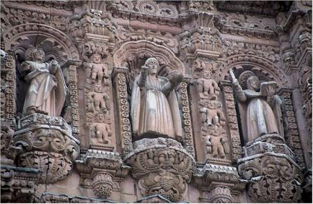 Katedra Zacatecas - wok&oacute;ł rzeźb świętych widać typowo indiańskie ozdoby.