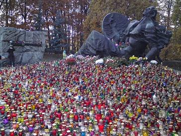 Morze zniczy pod Pomnikiem Polegli Niepoko nani 1944, pod którym znajduje się kurhan z prohami 50 tys. warszawiaków. Z roku na rok przychodzi tu coraz więcej ludzi. Fot: Maciej Podulka