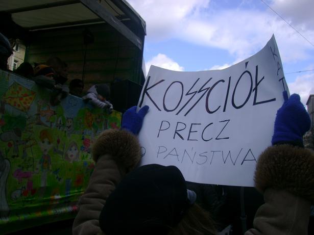 Tegoroczna Manifa. Z lewej strony widać fragment platformy, na której feministki umieściły dzieci. Fot. Jarosław Wróblewski