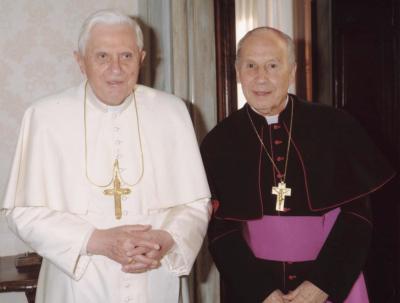 Benedykt XVI z bp Javierem Echevarria