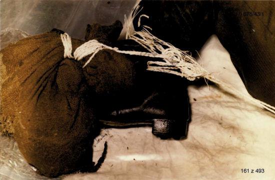 Worek z kamieniami przywiązany do n&oacute;g ks. Jerzego Popiełuszki, wyłowionego z Wisły przy tamie we Włocławku. Fot. IPN.