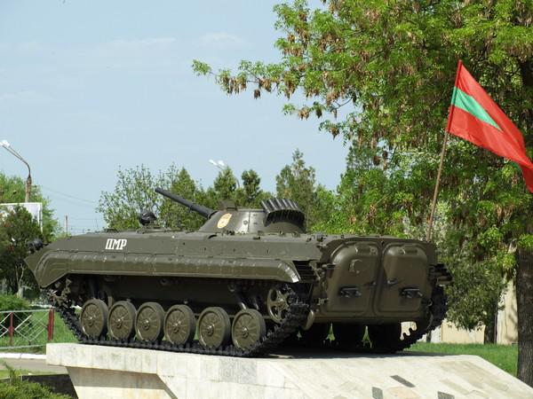 Bojowy w&oacute;z piechoty BMP 1 jako pomnik wojny z &bdquo;mołdawskim faszyzmem&rdquo;. Flaga Naddniestrza już bez sierpa i mlota.